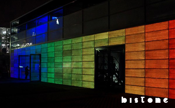 Светопроводящий бетон: фасад здания ночью